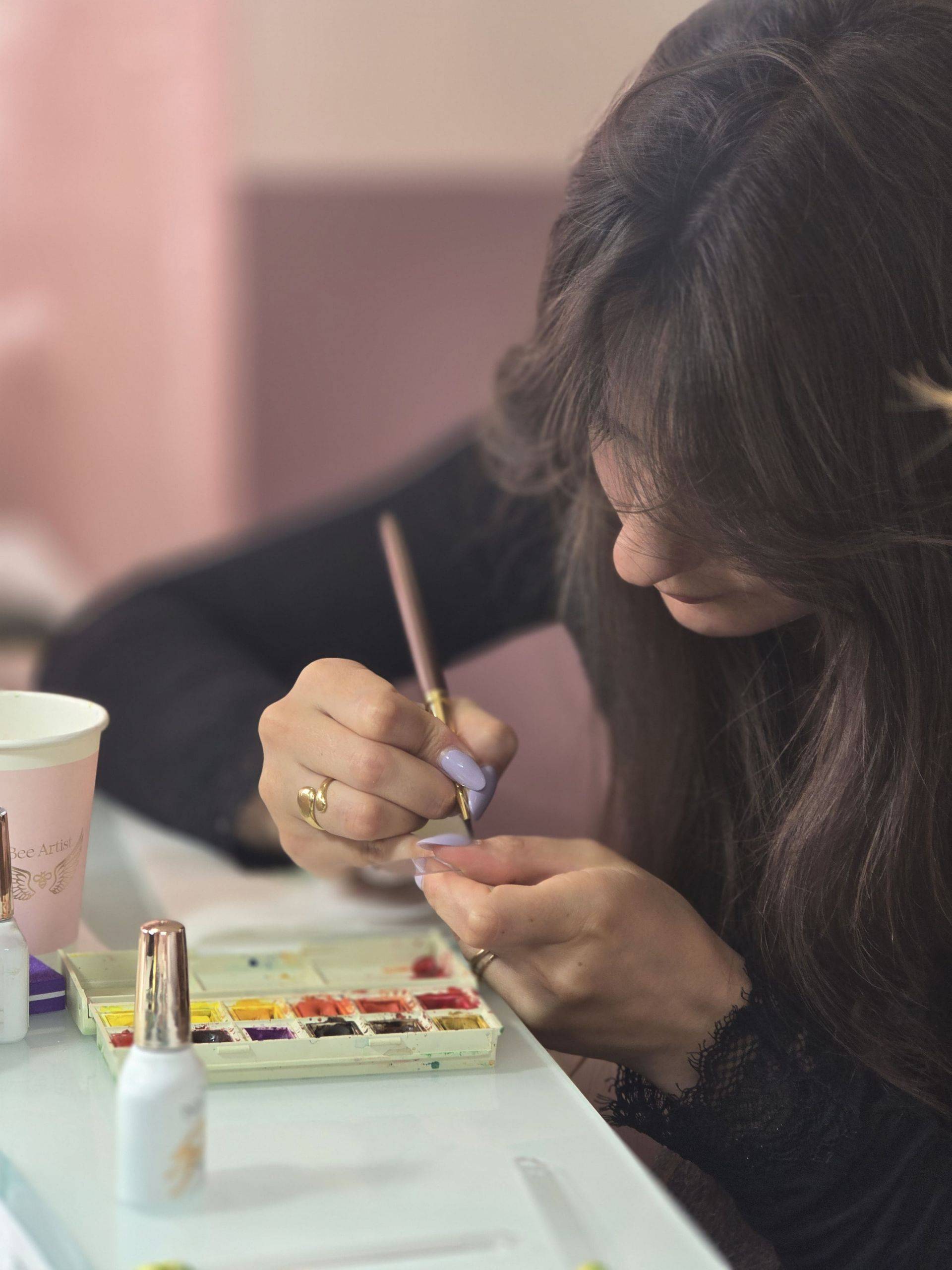 Formation nail art aquarelle sur capsules